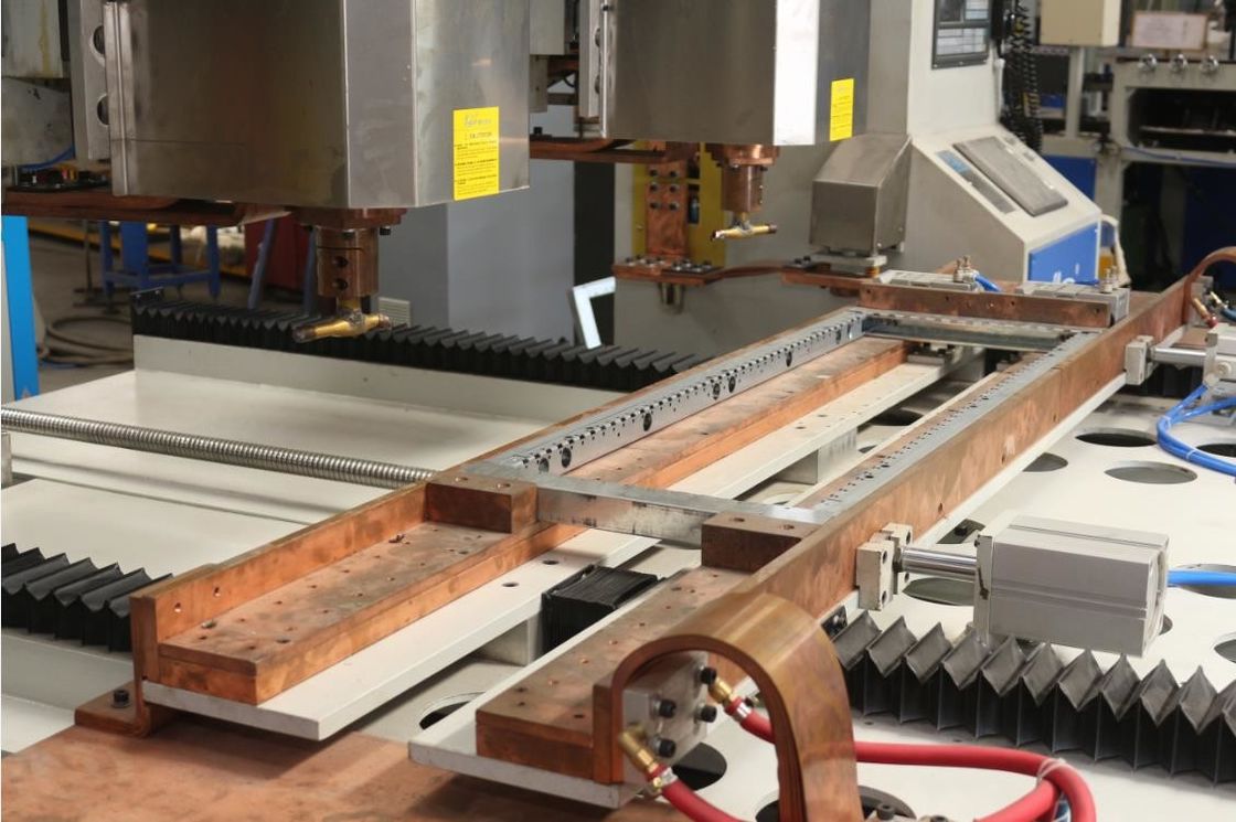 Hwashi सुरक्षा स्टेनलेस शीट दरवाजा प्लेट बहु-बिंदु स्वचालित मोबाइल प्रकार स्पॉट वेल्डिंग मशीन