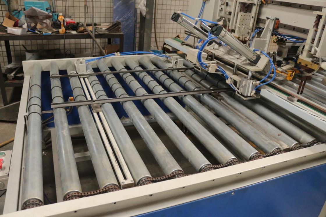 Hwashi सुरक्षा स्टेनलेस शीट डोर प्लेट मल्टी-पॉइंट ऑटोमैटिक मोबाइल टाइप स्पॉट वेल्डिंग मशीन, शीट मेटल वेल्डर