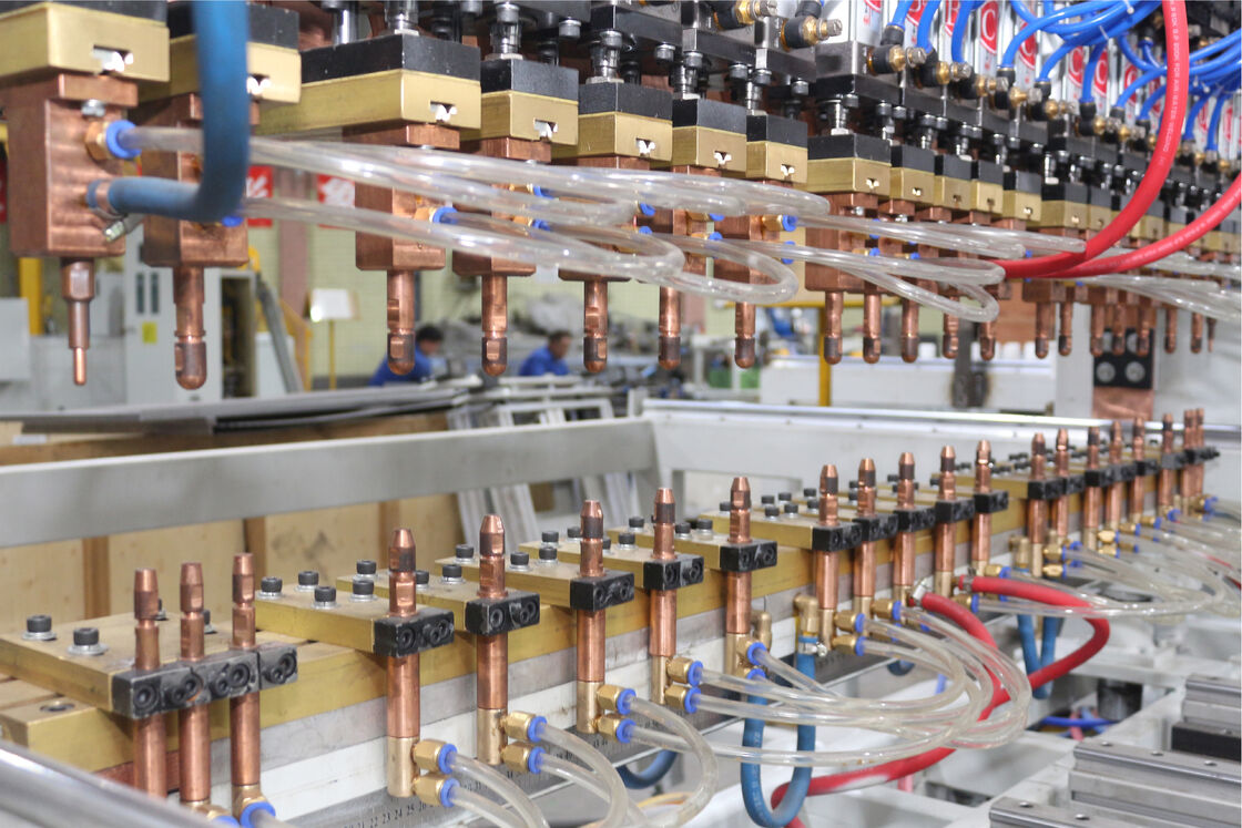 Hwashi PLC Control 380V 2-Phase Door Panel Multi Head Spot Welding Machine with 3+3mm Welding Thickness